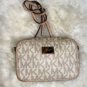 ✨EUC ✨Michael KORS Jet Set crossbody w/ adjustable crossbody strap